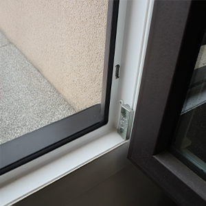 Capotage en aluminium pour fenêtre hybride