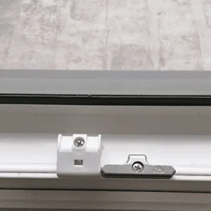 Système anti-affaissement pour fenêtre en PVC